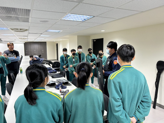 台北市永春高中为让学生更了解警察工作，到信义分局福德街派出所参访。（简铭柱翻摄）