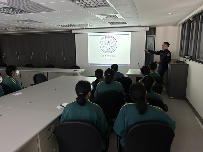 台北市永春高中为让学生更了解警察工作，到信义分局福德街派出所参访。（简铭柱翻摄）
