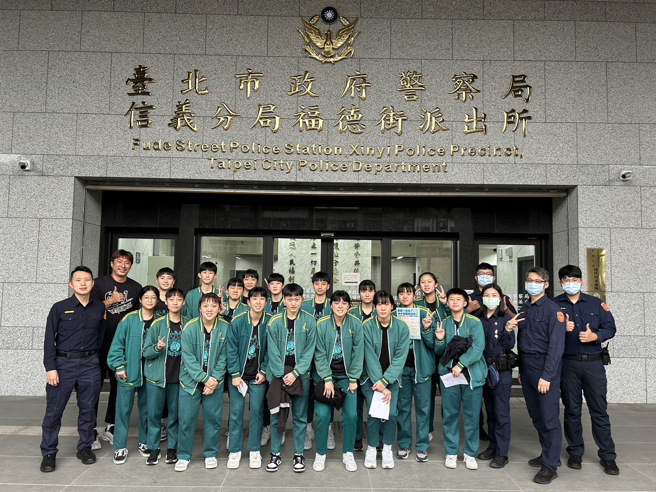 台北市永春高中为让学生更了解警察工作，到信义分局福德街派出所参访。（简铭柱翻摄）