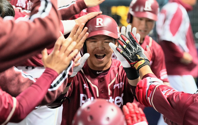 乐天桃猿廖健富代打敲出逆转3分炮。（乐天桃猿提供）