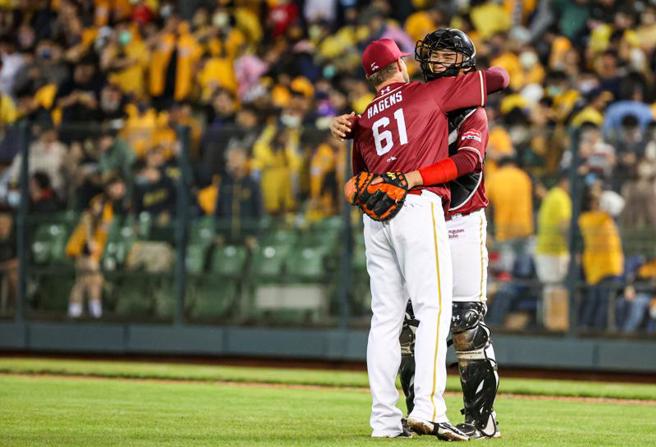 乐天桃猿新秀捕手宋嘉翔（右）。（中央社）