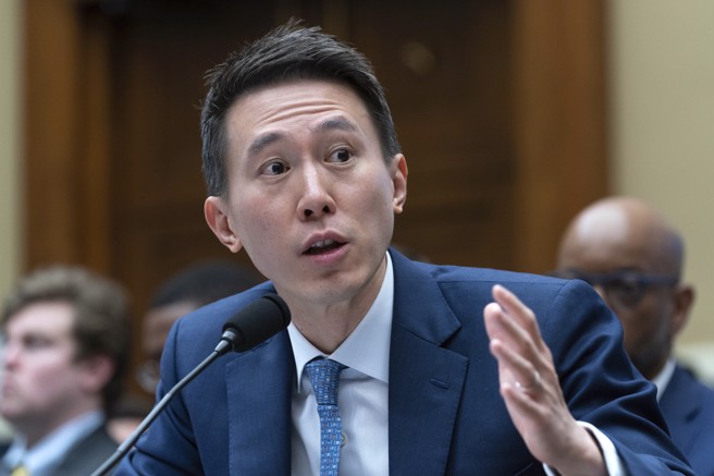 华尔街日报指出，周受资找三位重量级人物协助准备听证会。（示意图／shutterstock）