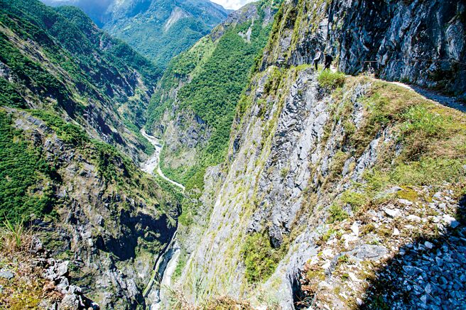 仰望绝壁，俯瞰深谷，立雾溪与公路只余细小蜿蜒的线，令人讚嘆大自然的鬼斧神工。图／《花莲趣》