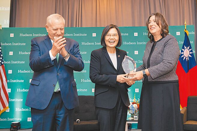 蔡英文總統（中）美東時間3月30日晚間出席美國哈德遜研究所舉辦的「全球領導力獎晚會」，並獲頒「全球領導力獎」。（摘自哈德遜研究所官網）