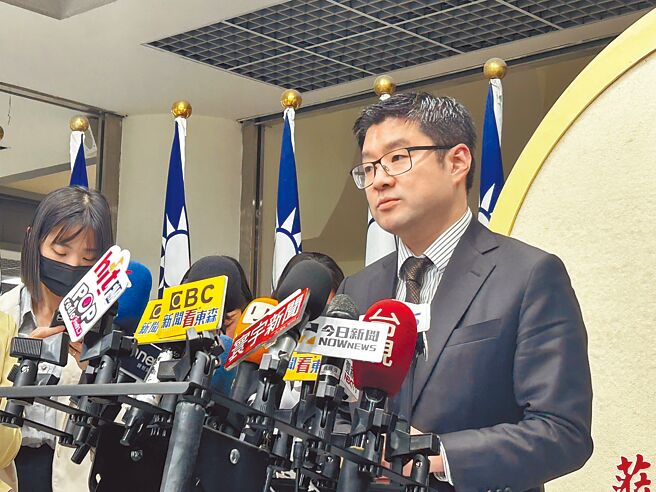 台北市议员徐弘庭昨下午正式宣布退出国民党立委初选，表示当初参加是为了增加年轻战力，现在离开是希望让政党更正视青年世代的传承问题。（陈薏云摄）