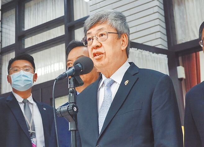 行政院长陈建仁接任阁揆，对蛋荒、通膨、诈骗等民生问题束手无策，但对马英九访陆的一言一行却一再喷口水挑衅，忘记当初要打造温暖坚韧台湾的承诺。（姚志平摄）