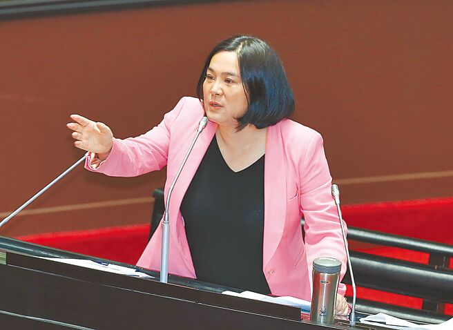 前总统马英九赴陆重申「九二共识」，却遭行政院长陈建仁批评，大陆已定调九二共识就是「一个中国，一国两制」。对此，国民党立委陈玉珍批评，马总统强调「一中各表」，不知道为何陈建仁还不断认为九二共识是中国领导人习近平所说的「一个中国」，到底陈建仁是哪国的行政院长？（姚志平摄）