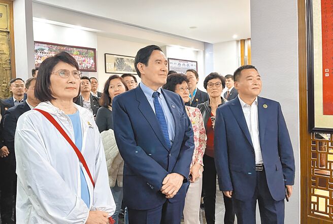 前总统马英九（中）3月31日抵达长沙，与姊妹们一同走访母亲秦厚修的母校周南实验中学。在校史馆内，有许多关于秦厚修女士的纪录，让马前总统与姊妹们深受感动。马英九大姐马以南（右二）、二姐马乃西（左一）、三姐马冰如（右三）也一同出席。（马英九办公室提供）