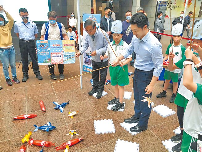 台北市昨日宣布2023台北儿童月系列活动，以「永续爱Taipei、自主Fun心玩」为主题，准备三大礼物送给学童，台北市长蒋万安参与闯关，与现场学子互动。（张芷瑜摄）