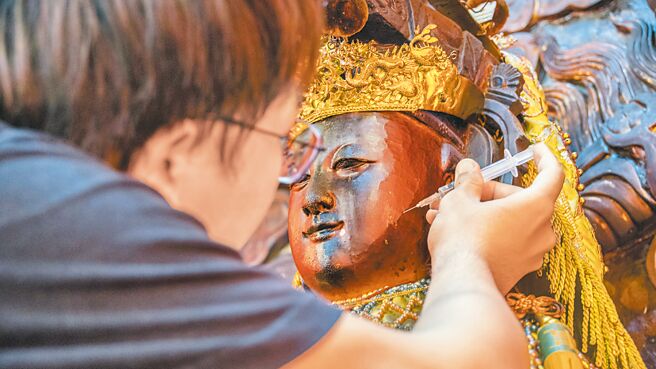 南藝大碩士班學生修復神像如同作醫美，廟方肯定古蹟修復專業。（六甲恆安宮提供／程炳璋台南傳真）