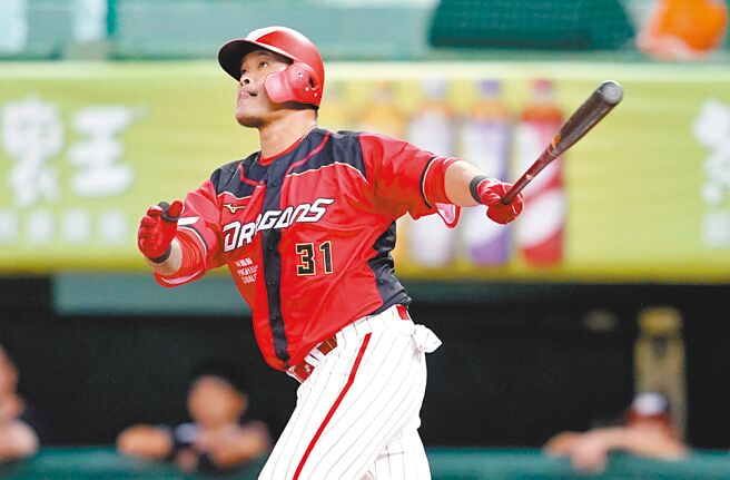 味全龙「大师兄」林智胜职业生涯已敲出299发全垒打，挑战300轰里程碑剩最后一步。（资料照，味全龙提供）