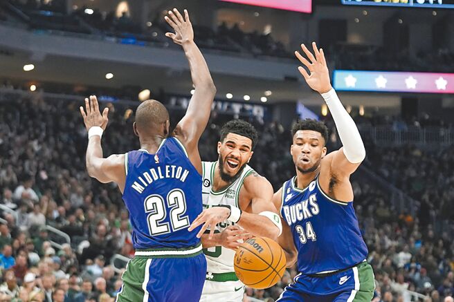 塔图（中）在字母哥阿提托康波（右）与米德顿（左）的包夹下仍豪夺40分、8篮板，带领塞尔提克击溃公鹿。（美联社）