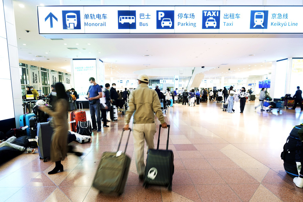 日本媒体报导，日本将于5月8日降级新冠肺炎等级，将一併取消入境防疫措施。图为东京羽田机场。（资料照／美联社）(photo:ChinaTimes)