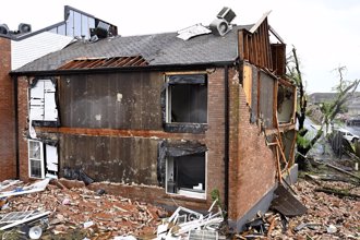 龍捲風襲美國數州釀6死 樂團演出中劇院屋頂坍塌