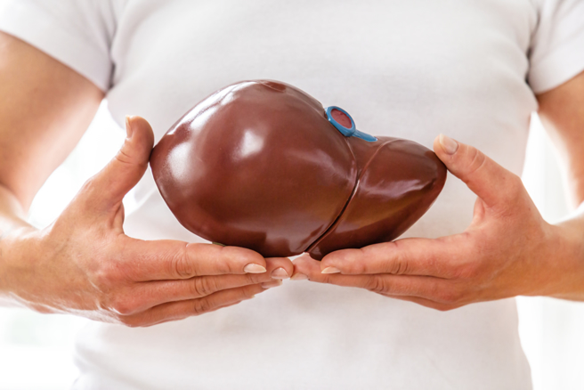 一名中年男子为了让自己有体力，长期喝高浓度酒精的提神饮料，导致肝功能受损，肝指数爆表。(示意图/ Shutterstock )