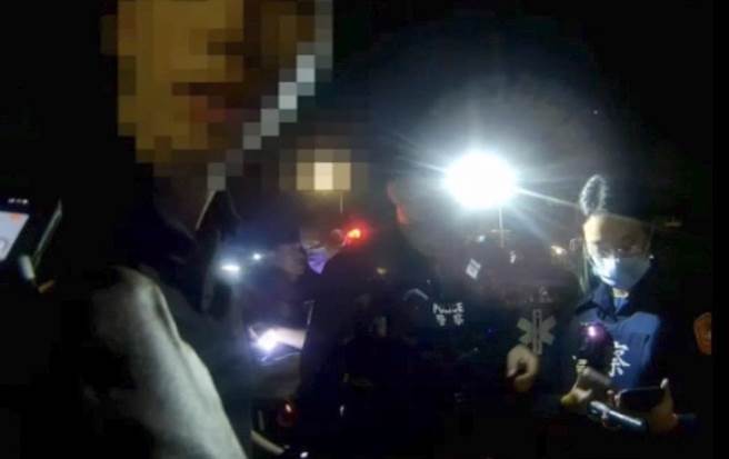 高雄仁武警方獲報有人受困於河堤下方，到場營救。（翻攝照片／林瑞益高雄傳真）