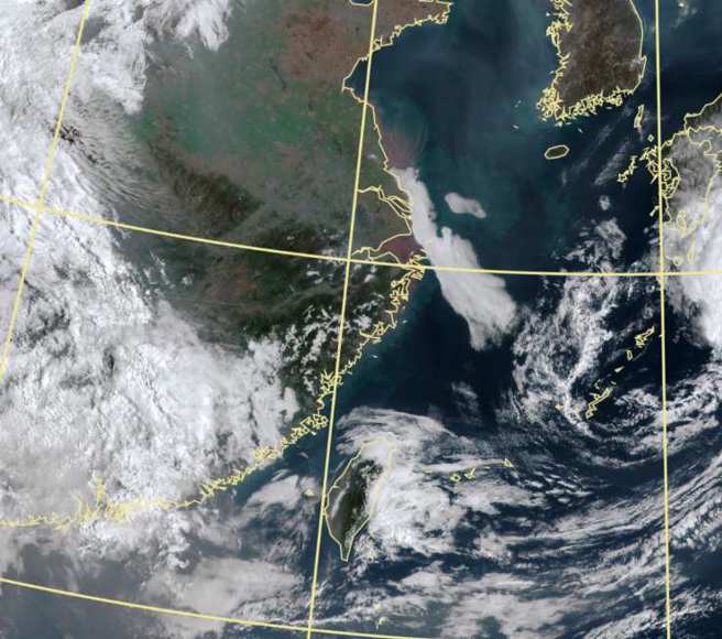 郑明典指出，今天台湾附近有微弱沙尘讯号。图为卫星云图。(翻摄自气象局)
