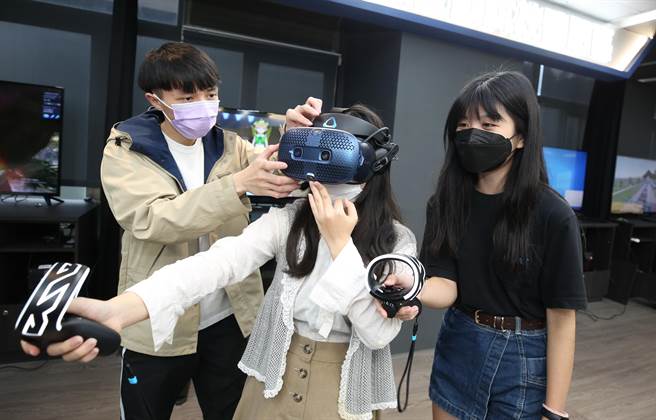 静宜资传系打造「虚拟星象馆」，让师生在台湾也能秒速到北极、赤道，甚至到东京铁塔或自由女神等地点，观察星星，彷佛身歷其境。(静宜大学提供)