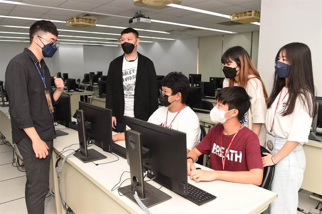 静宜资传系学生毕业后能投入游戏及资讯产业，还能从事智慧医疗与智慧制造等跨领域应用，未来出路发展非常多元！(静宜大学提供)