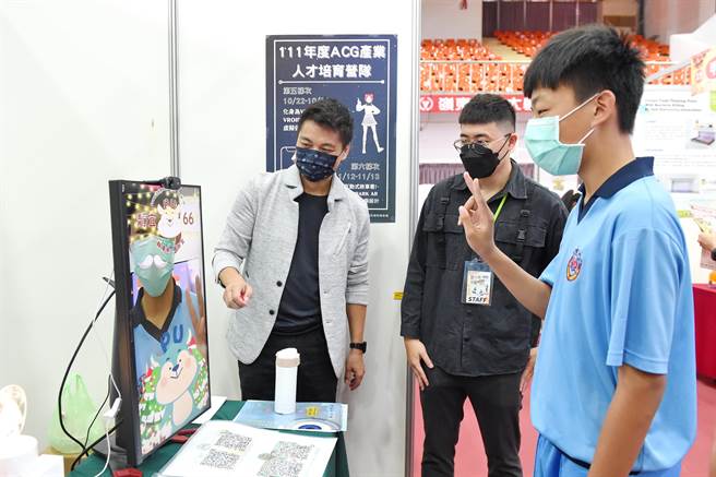 静宜资传系学生在养成训练中学到「游戏设计」、「使用者体验」及「使用者经验」等，能设计出更有温度及活泼的操作界面的产品。(静宜大学提供)