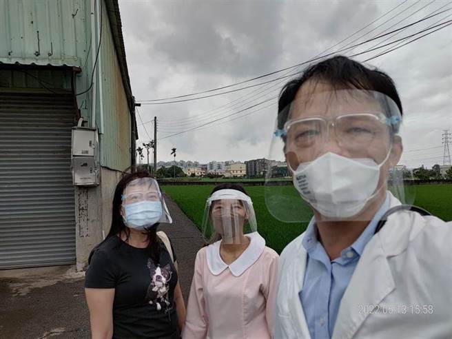 林釗尚（右一）在疫情嚴峻時刻為了幫80多歲的獨居爺爺接種第1劑，他和護士在大雅區西村路上迷航近1小時，還徒步冒雨苦尋Google導航也找不到的地址。（林釗尚提供／馮惠宜台中傳真）