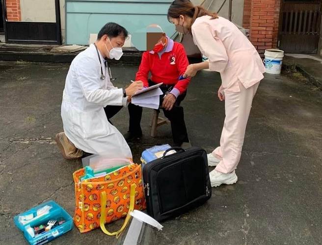 林釗尚在疫情嚴峻時刻為了幫80多歲的獨居爺爺接種第1劑，他和護士在大雅區西村路上迷航近1小時，還徒步冒雨苦尋Google導航也找不到的地址。（林釗尚提供／馮惠宜台中傳真）