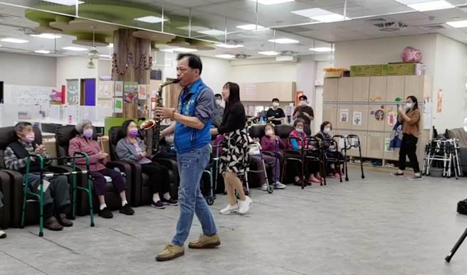 林釗尚經常利用休診時間到日照中心為阿公阿嬤表演薩克斯風。（林釗尚提供／馮惠宜台中傳真）