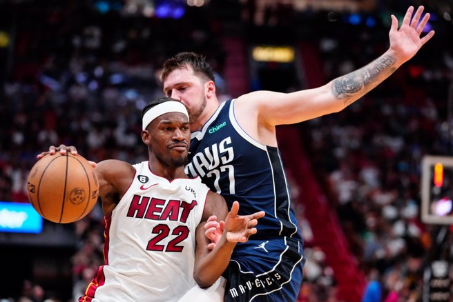 吉米巴特勒遭遇东契奇的「贴脸」防守。(路透)