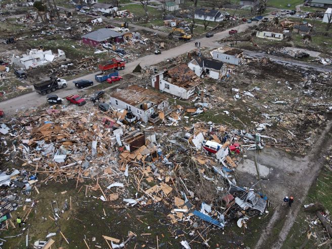 横扫美国中南部和东部大型风暴系统造成的死亡人数已上升至21人，另有数十人受伤。（图／路透社）