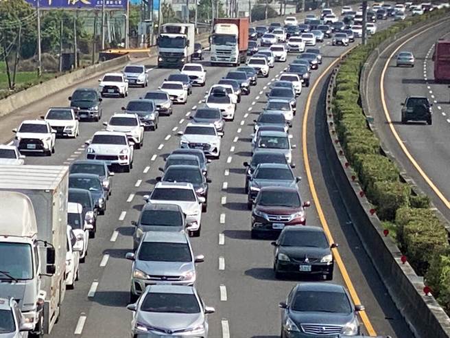 清明节连假第二天中山高速公路南下彰化路段涌现车潮。（孙英哲摄）