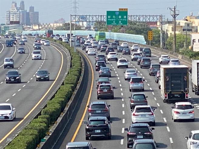 中山高速公路南下彰化系统至彰化交流道之间车流相当大。（孙英哲摄）