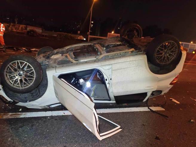 一辆轿车疑自撞分隔岛又被追撞后，车内二人弹飞到对向车道，1名女性(车主)明显死亡，另1名男性送医急救无效。（警方提供）