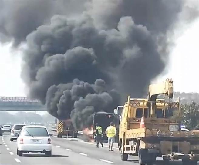 今上午9点多一辆小货车行经国1南下277.3公里处，疑似车子故障，驾驶紧急把车停靠路间，没多久车子就起火燃烧。（吕妍庭翻摄）