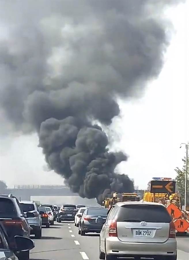 今上午9点多一辆小货车行经国1南下277.3公里处，疑似车子故障，驾驶紧急把车停靠路间，没多久车子就起火燃烧。（吕妍庭翻摄）