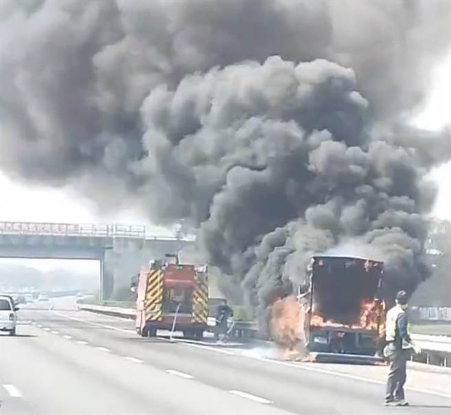 今上午9点多一辆小货车行经国1南下277.3公里处，疑似车子故障，驾驶紧急把车停靠路间，没多久车子就起火燃烧。（吕妍庭翻摄）