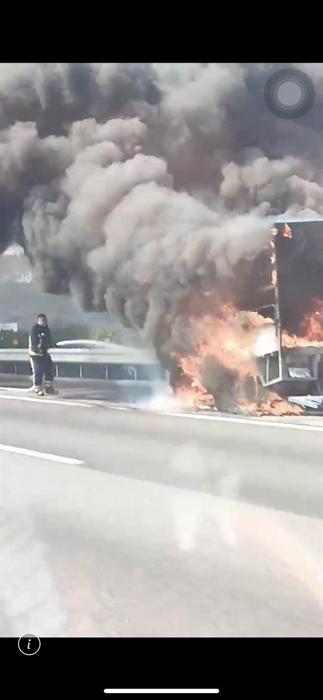 今上午9点多一辆小货车行经国1南下277.3公里处，疑似车子故障，驾驶紧急把车停靠路间，没多久车子就起火燃烧。（吕妍庭翻摄）