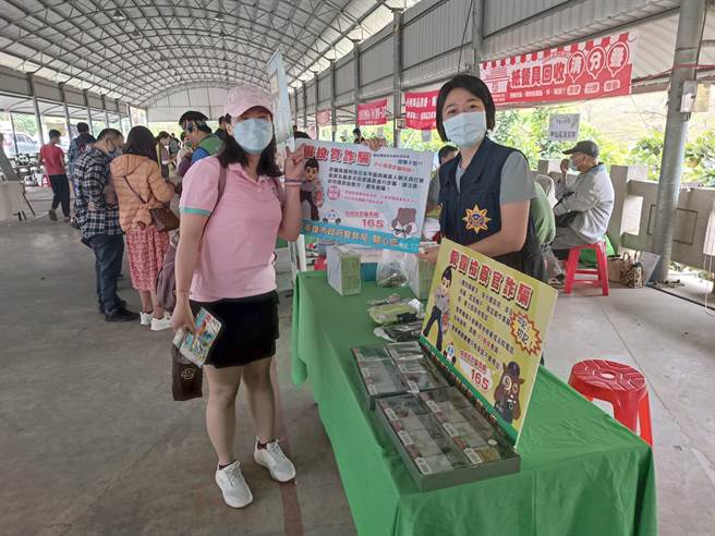 高雄旗山警方走进社区宣传反诈骗。（翻摄照片／林瑞益高雄传真）