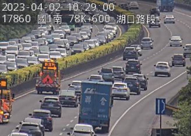 国道1号南下今天上午仍是一路从杨梅塞到头份，多处路段只有时速0至20公里，情况好些的路段也只有40公里。（摘自1968／陈育贤新竹传真）