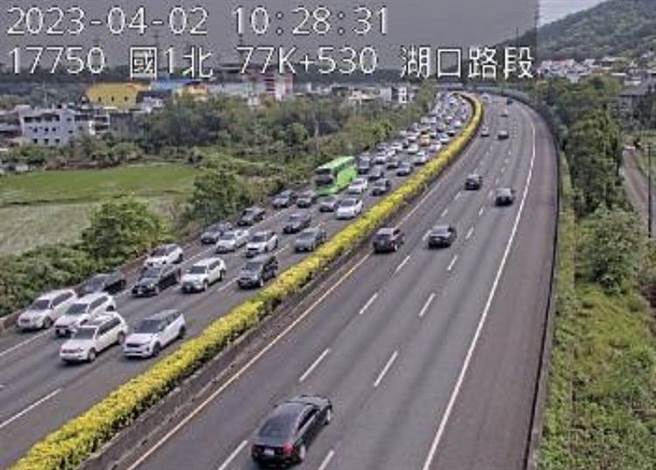 国道1号南下今天上午仍是一路从杨梅塞到头份，多处路段只有时速0至20公里，情况好些的路段也只有40公里。（摘自1968／陈育贤新竹传真）