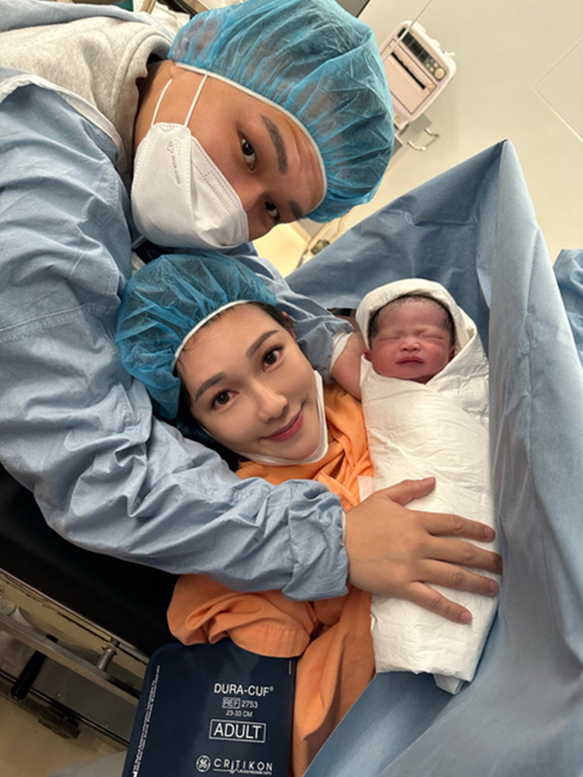 张若妤前天喜获千金，一家三甜蜜合照。（张若妤提供）