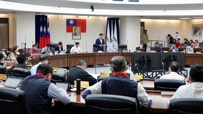 台北市长蒋万安在治安会报表示，市府将全力改善警消人员执勤困境，责请消防局及警察局务必加强教育训练及採购防护装备，以提升安全。（消防局提供）