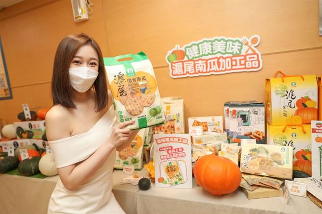 淡水農會超市在兒童節上午提供「南瓜蘇打餅」免費試吃限量300包，也推出加工商品優惠價回饋在地鄉親，優惠僅限當天，歡迎民眾踴躍光顧。(黃敬文翻攝)