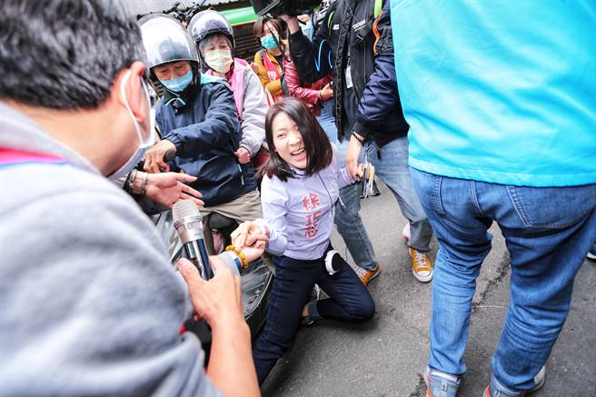 現任立委費鴻泰、台北市議員徐巧芯（中）在中崙市場狹路相逢。徐現場邀請費公開辯論，費不理會她繼續拜票，徐追上去不慎遭推擠跌倒在地，更發出幾聲尖叫，費鴻泰仍是持續拜票。（黃世麒攝）