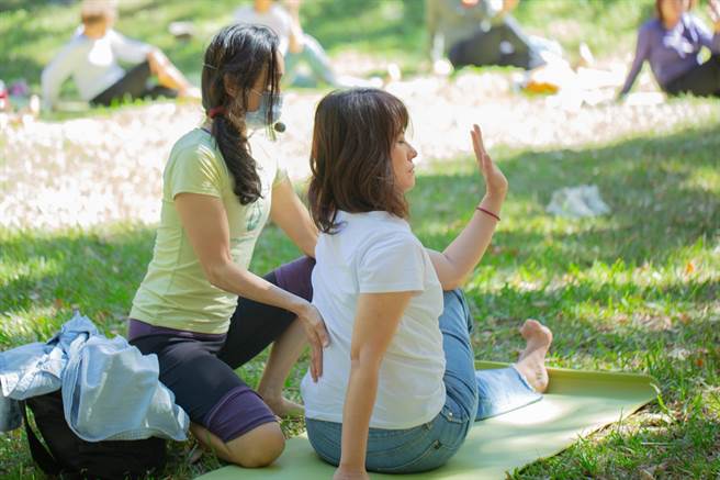 在山林間伸展四肢，透過森林瑜珈與頌缽的聲音沉澱心靈，舒緩平日累積的壓力與情緒。（東勢林管處提供）