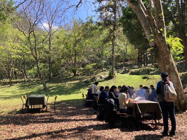 草皮區進行下午茶與回饋。（東勢林管處提供）