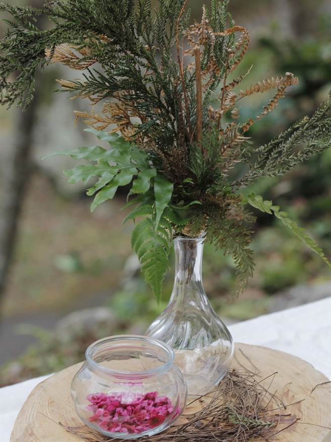 蒐集獨特的自然素材，讓森林作為我們講師，上一堂別出新裁的插花課。（東勢林管處提供）