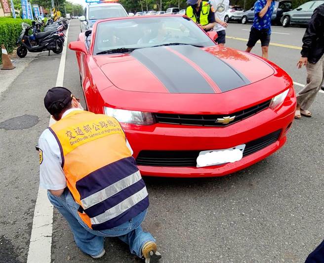 「台湾祭」1日起一连3天在垦丁大湾游憩区登场，屏东警方与监理站也加强取缔违规车辆，首日就取缔1件超跑违规改装头灯，加上其他违规事项共计取缔24件。（警方提供／谢佳潾屏东传真）