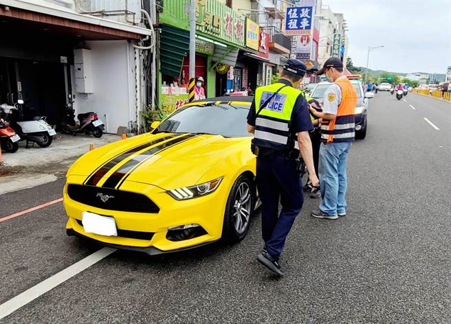 「台湾祭」1日起一连3天在垦丁大湾游憩区登场，屏东警方与监理站也加强取缔违规车辆，首日就取缔1件超跑违规改装头灯，加上其他违规事项共计取缔24件。（警方提供／谢佳潾屏东传真）