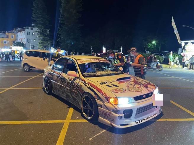 「台湾祭」1日起一连3天在垦丁大湾游憩区登场，屏东警方与监理站也加强取缔违规车辆，首日就取缔1件超跑违规改装头灯，加上其他违规事项共计取缔24件。（屏东监理站提供／谢佳潾屏东传真）