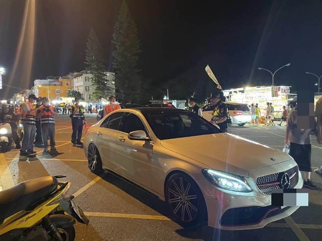 「台湾祭」1日起一连3天在垦丁大湾游憩区登场，屏东警方与监理站也加强取缔违规车辆，首日就取缔1件超跑违规改装头灯，加上其他违规事项共计取缔24件。（屏东监理站提供／谢佳潾屏东传真）